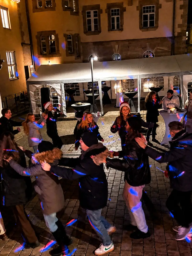 Polonaise am weihnachtsmarkt stadtfest uai Polonaise-am-weihnachtsmarkt-stadtfest – Orange.Partyband – Live-Band für Hochzeien, Firmenfeiern & Events