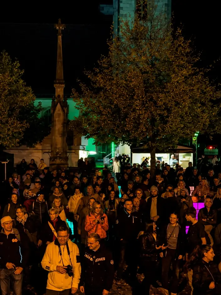 Orange begeistert Menschenmenge in Haßfurth