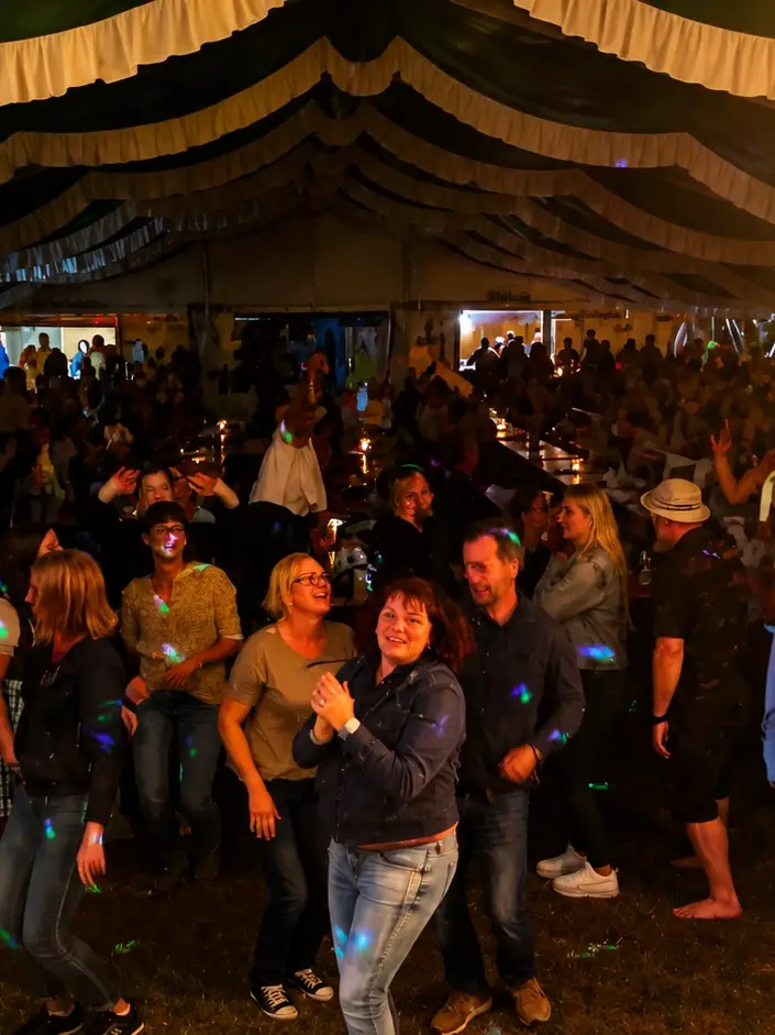 Volles Zelt auf Vereinsfest in Franken