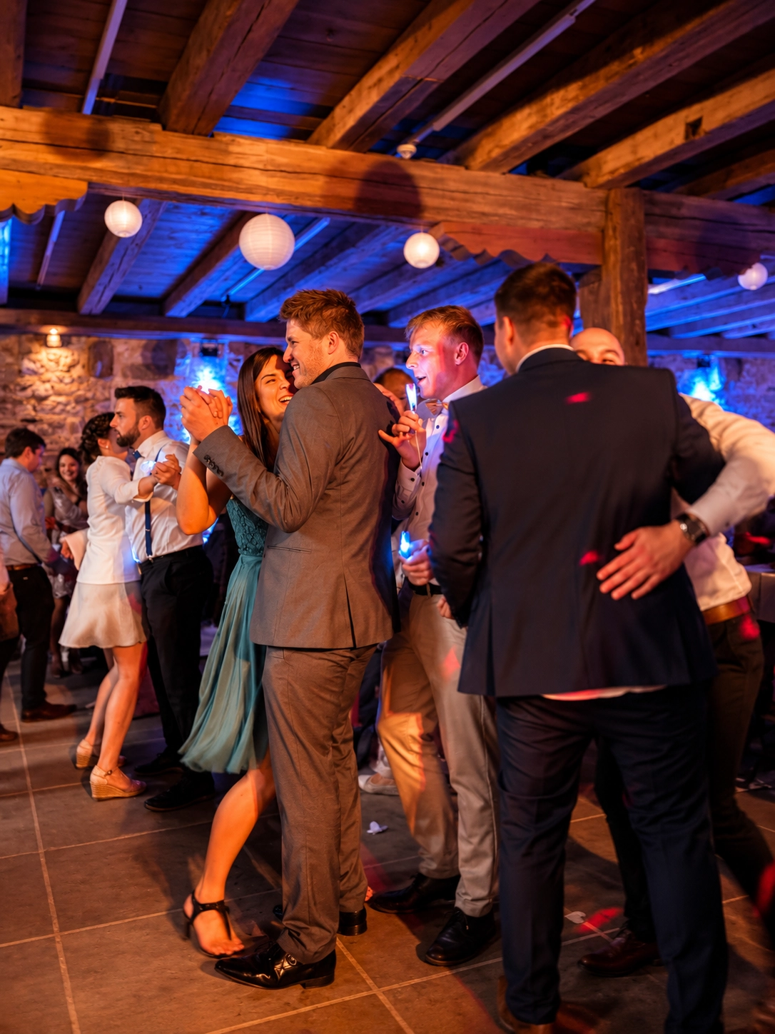 Fröhliche Gäste auf Hochzeit in Fürth