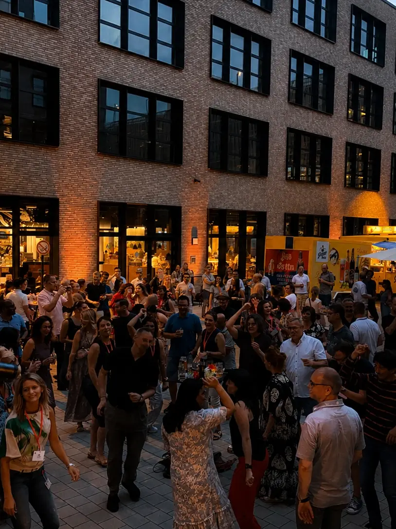 Mitarbeiterfest in der Dämmerung in Franken