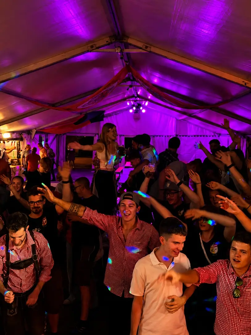 Partystimmung im Festzelt auf der Kirchweih in Igensdorf mit Orange