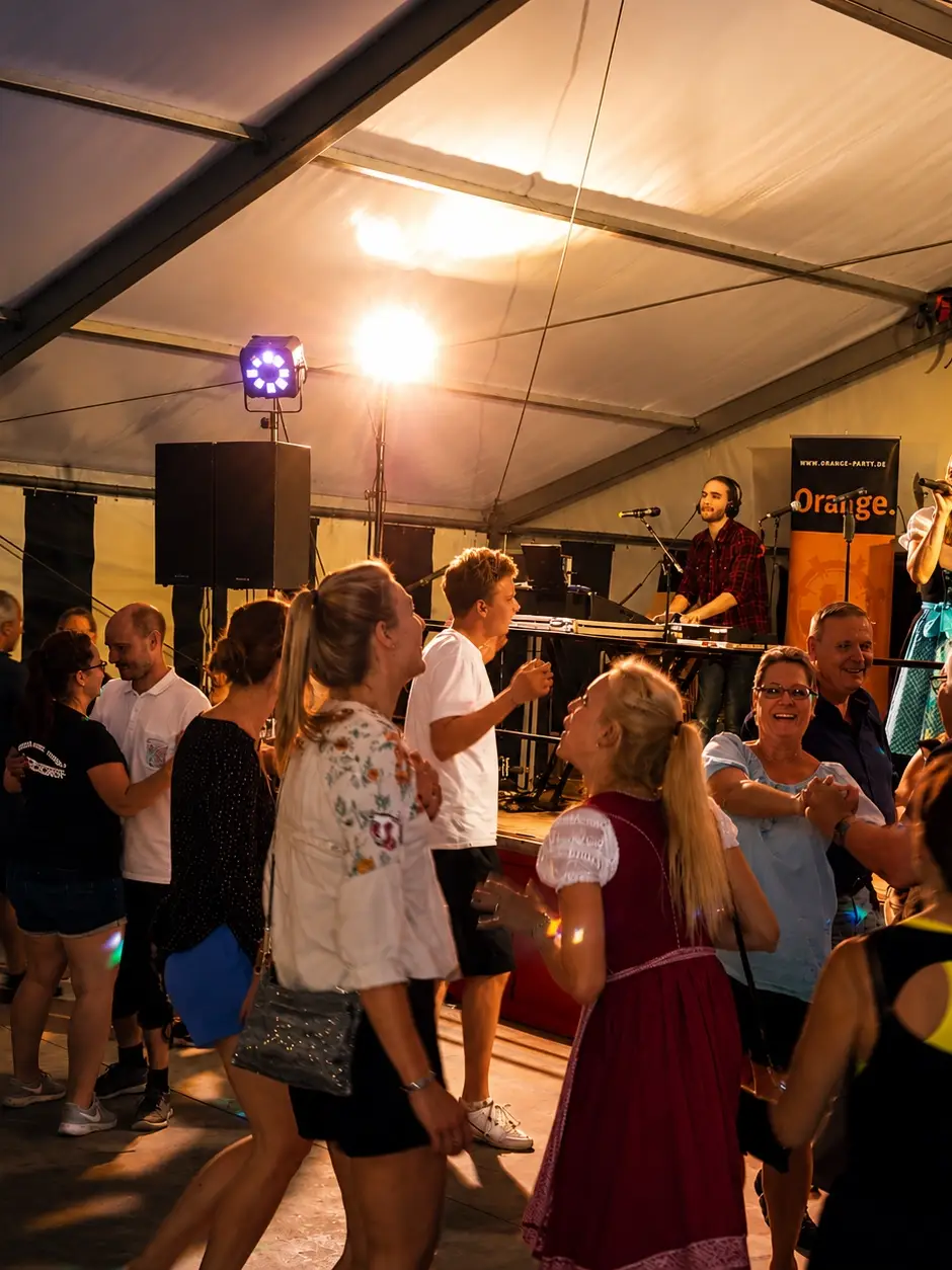 Live-band Orange auf Kirchweih