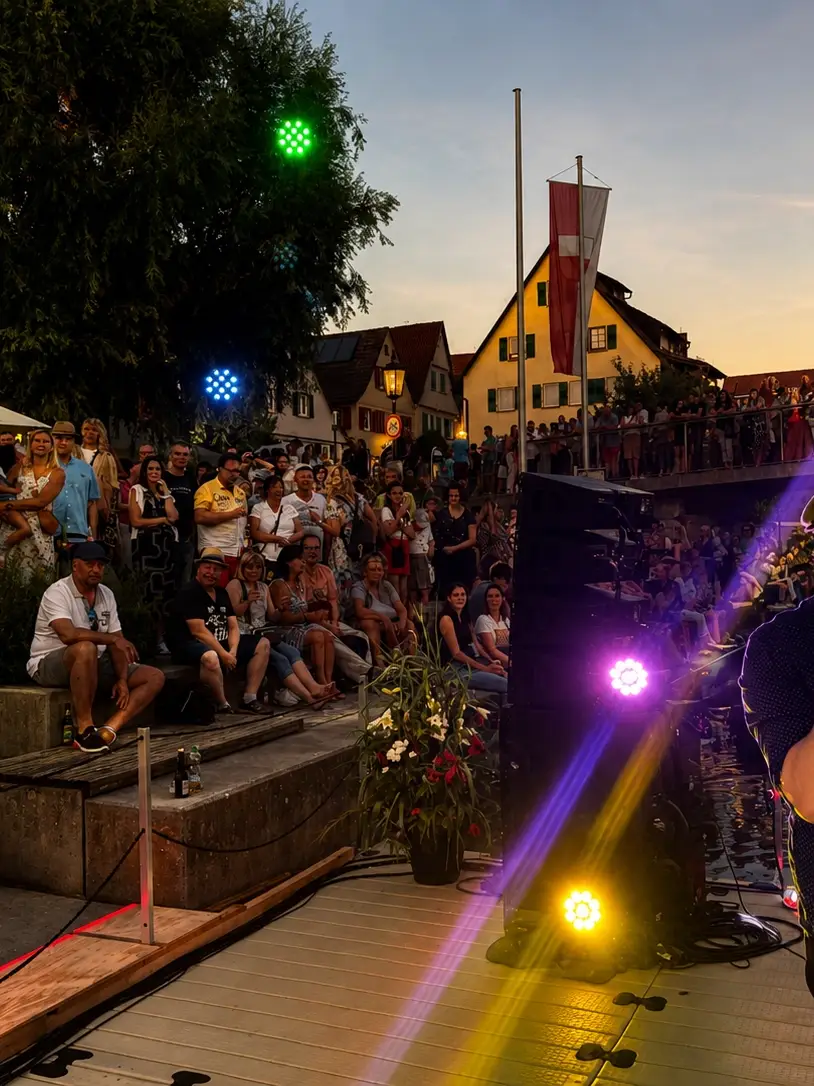 Rottenburg feiert das neckarfest mit Orange Partyband