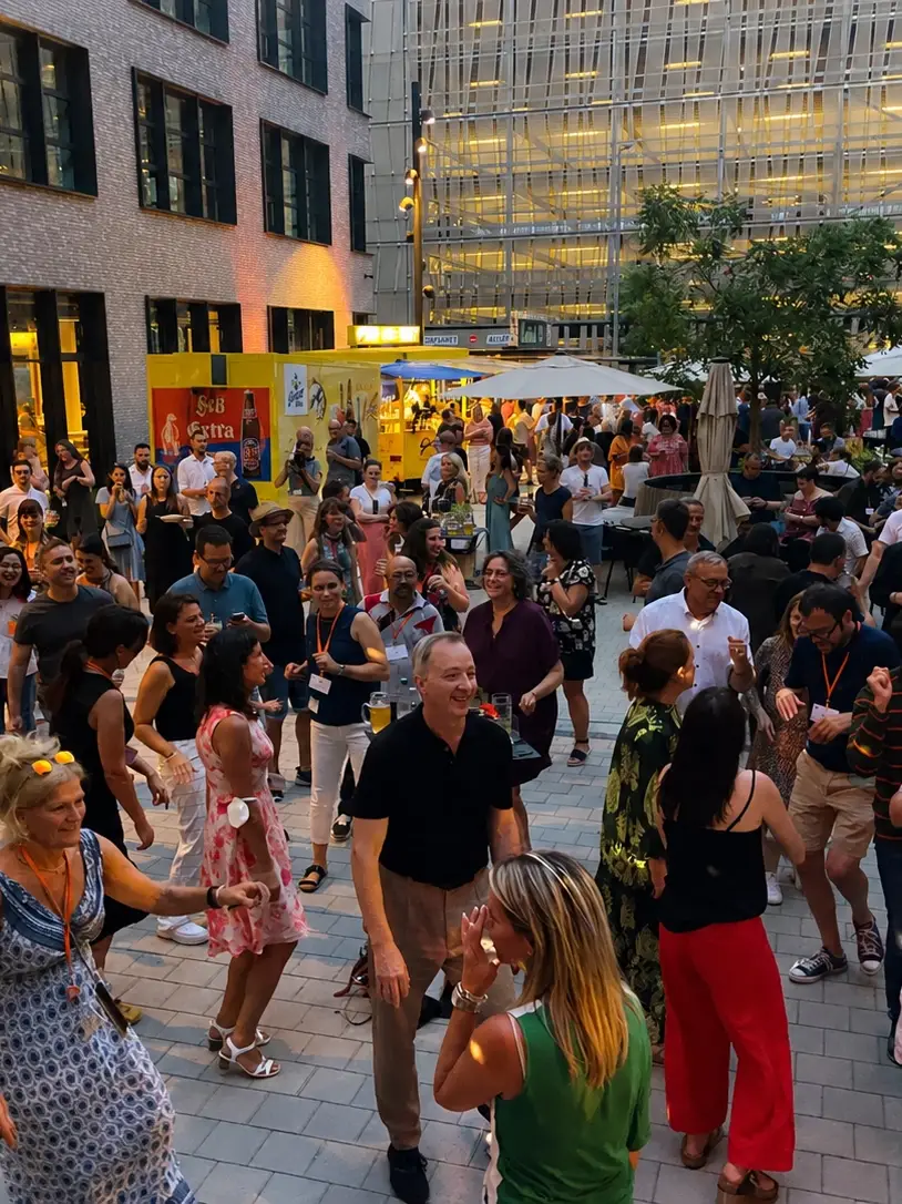 Tanzendes Publikum bei Gfk Nürnberg mit der Band für Firmenfeiern Orange